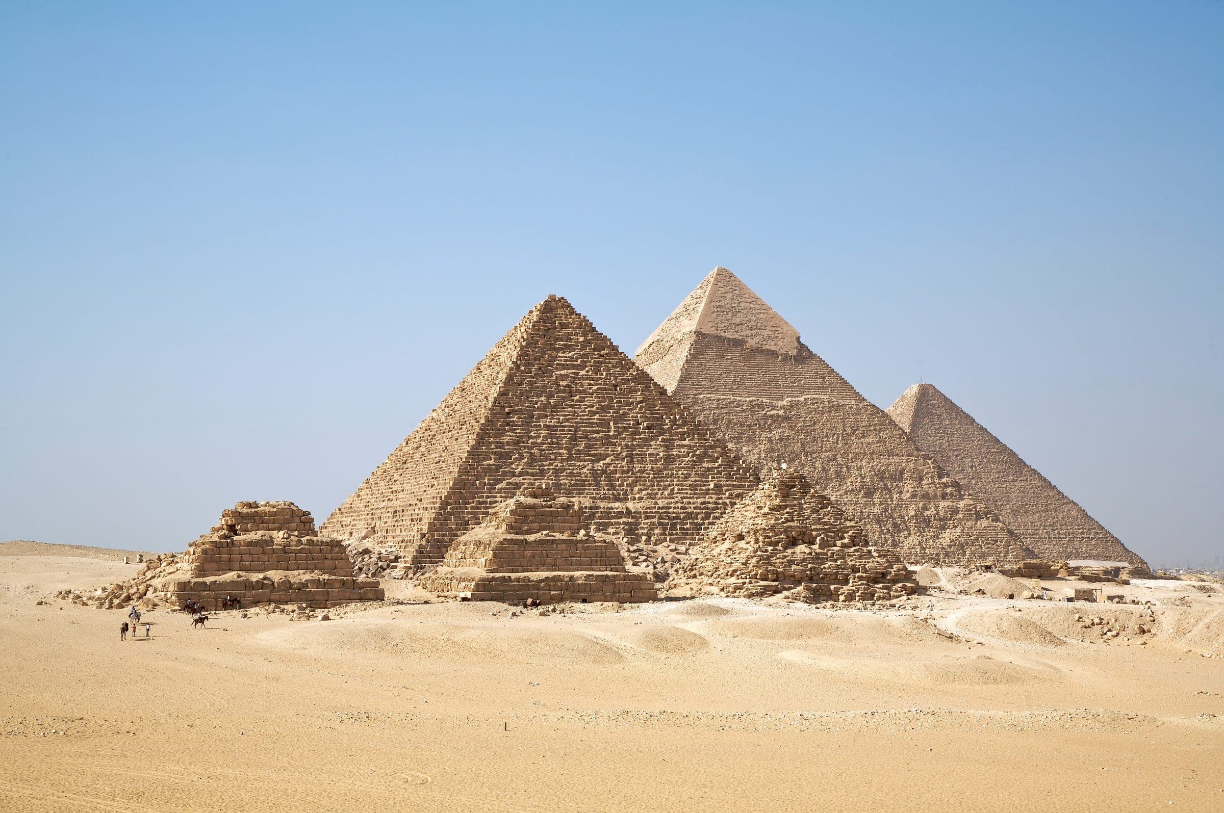 أهرامات الجيزة على حافة الهضبة الصحراوية