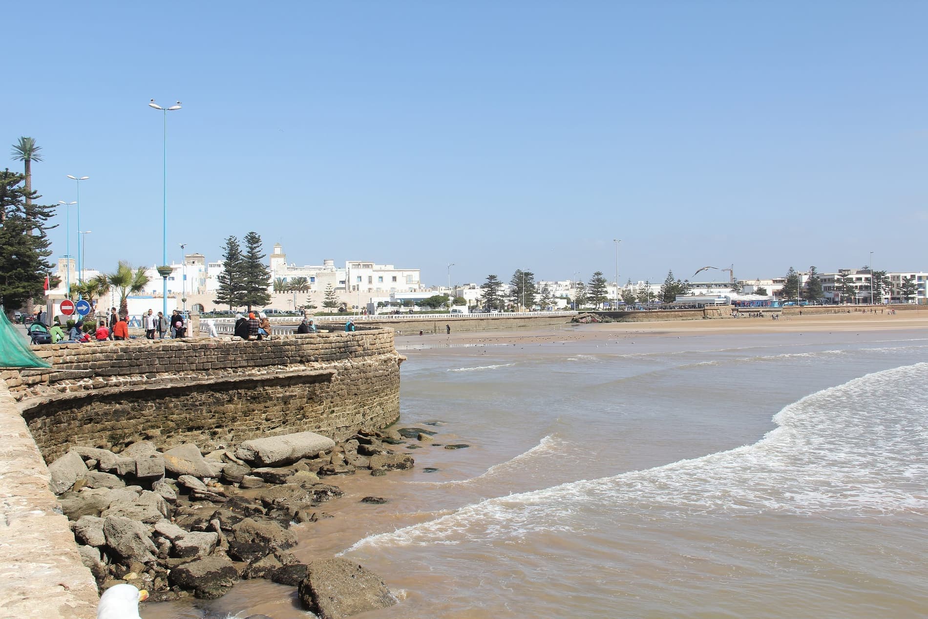 ساحل ومياه فيروزية من شرفة بيضاء