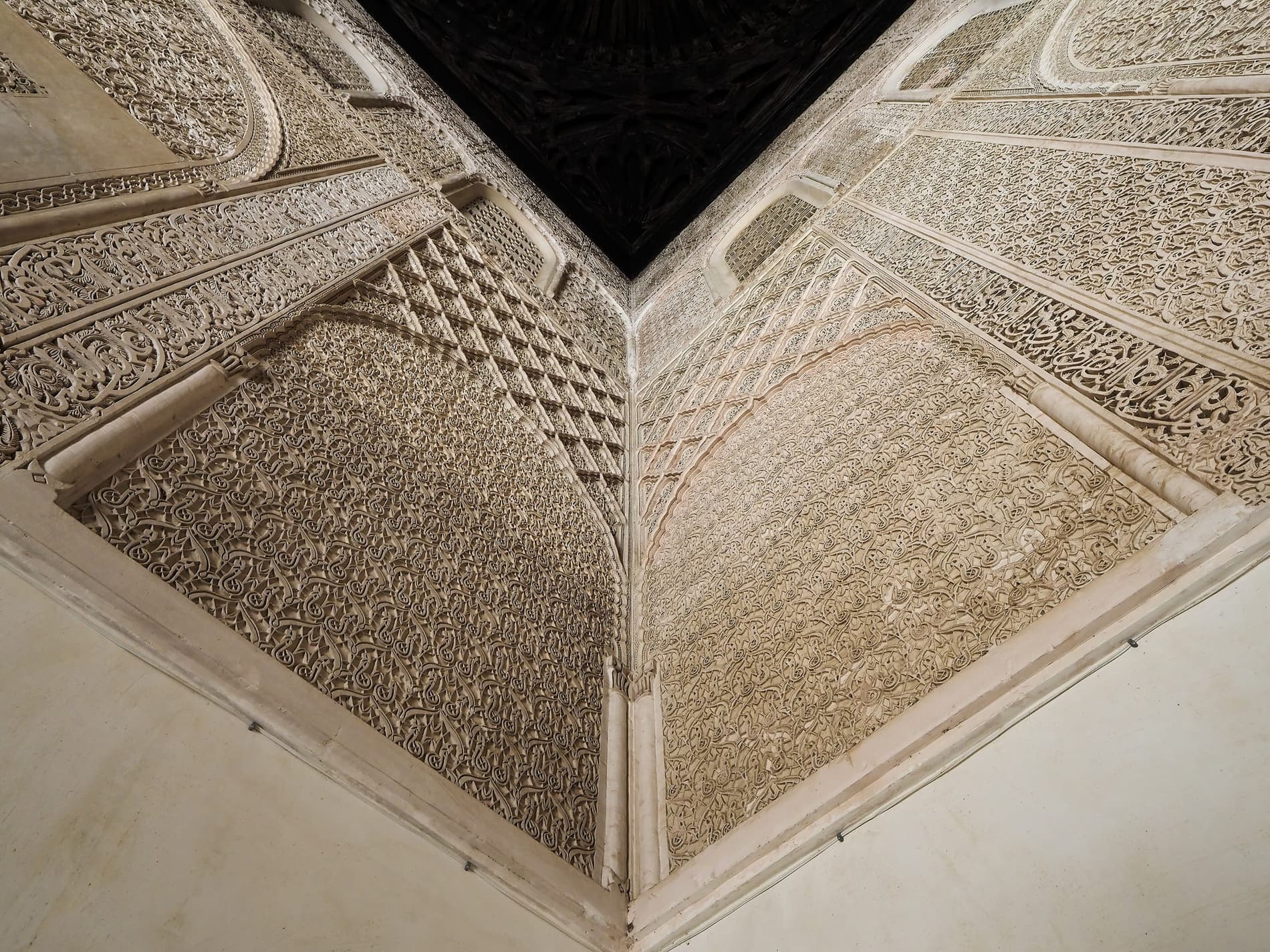 عمارة دينية، أقواس وضوء خافت